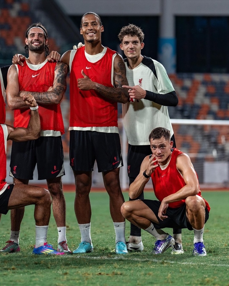 利物浦发布备战花絮;集结日止住颓势;德甲任务艰巨;球队文化再被提及的简单介绍 利物浦发布备战花絮;集结日止住颓势;德甲任务艰巨;球队文化再被提及的简单介绍