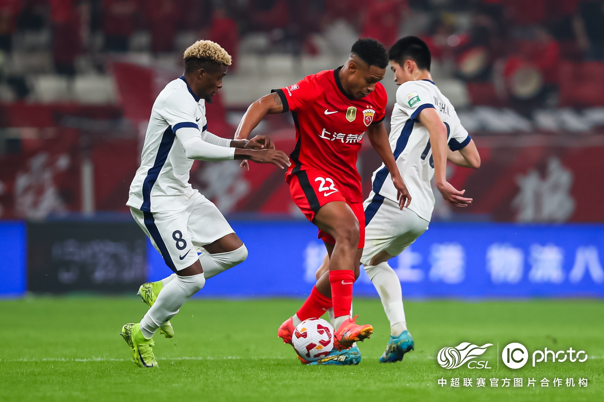 包含赛地聚焦——葡超清晨热度飙升，巴塞罗那更衣室发声，球迷炸锅，控场能力受关注的词条